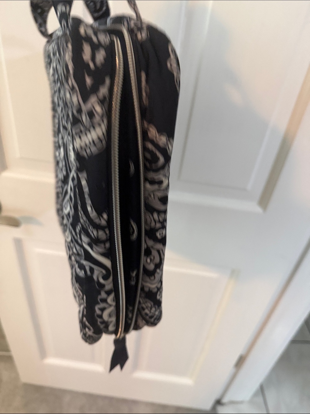 Vera Bradley Large Hanging Toiletry Organizer Bag - navy Paisley - Picture 7 of 8